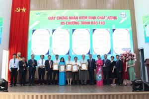 Trao Giấy chứng nhận kiểm định chất lượng các CTĐT Trường Đại học Sư phạm kỹ thuật – Đại học Đà Nẵng